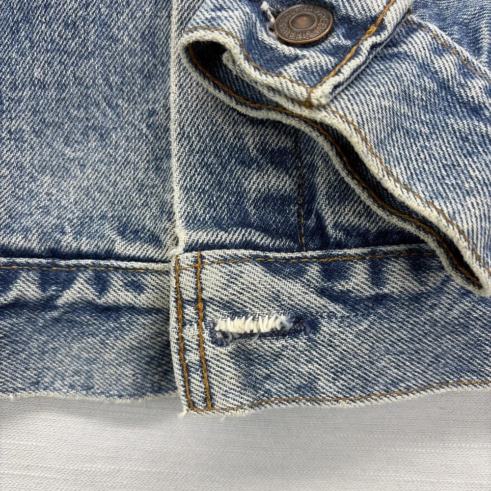 Vintage Levi's 70507 Denim Trucker Jacket USA Made Size L 23x27 Red Tab